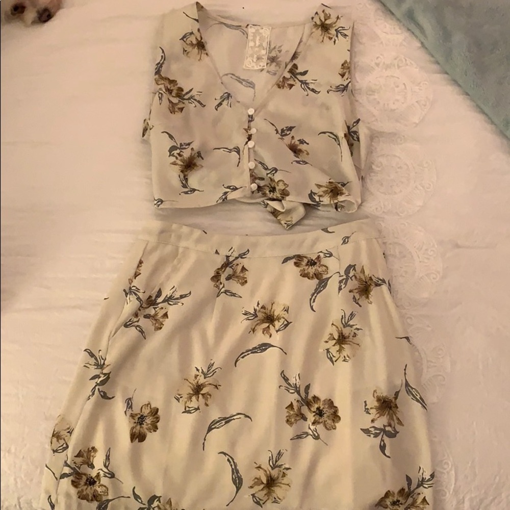 Size small Sadie and sage two piece floral set
